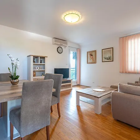 Moraca Three Bedroom アパート *