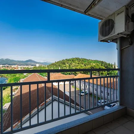Moraca Three Bedroom アパート